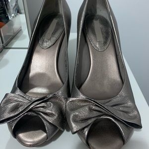 Bow tie heeled sandals